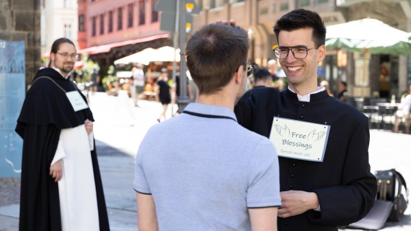Menschen haben kein Vakuum, das auf Glauben wartet